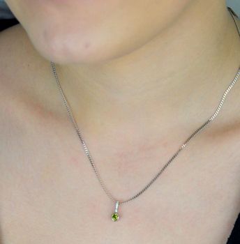 Subtelna srebrna zawieszka z zieloną cyrkonią i białymi zdobieniami u góry. Próba 925, model W 2106, waga 0,70 g, wymiary 1,2 x 0,4 cm. Lekka i elegancka ozdoba (2).JPG